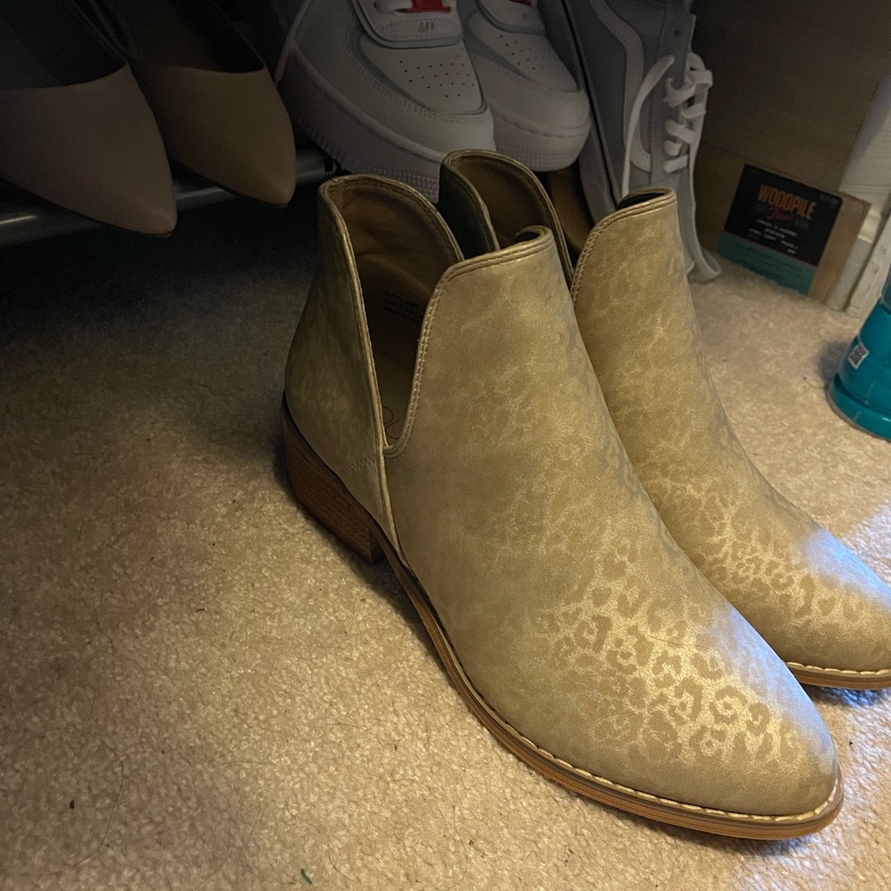 Size 8 Leopard print booties
